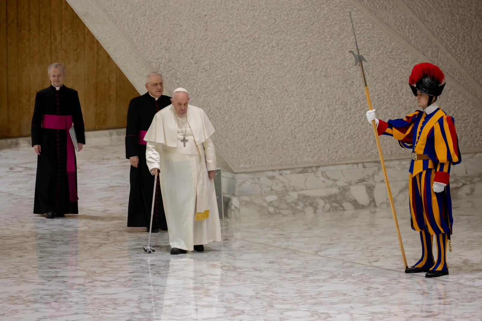 Pope Francis arrived at Paul VI Hall using a cane to walk on Jan. 18, 2023. Daniel Ibanez/CNA